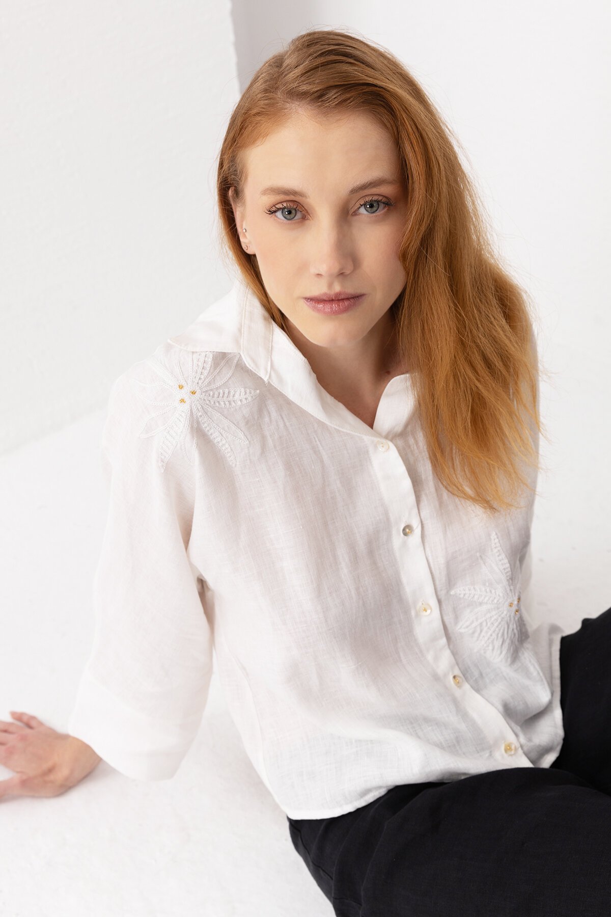 White Daisy | Keten Nakışlı Gömlek