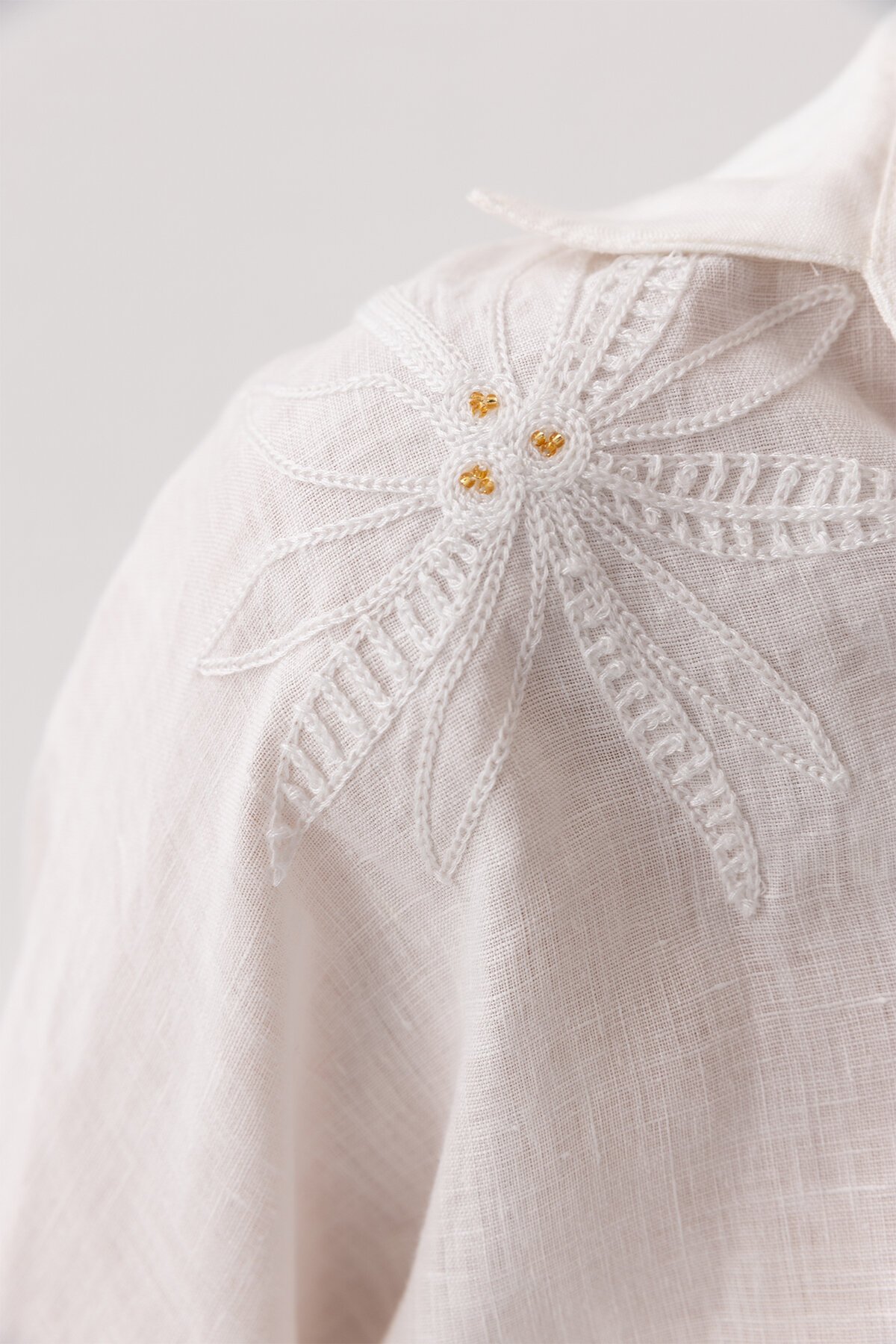 White Daisy | Keten Nakışlı Gömlek